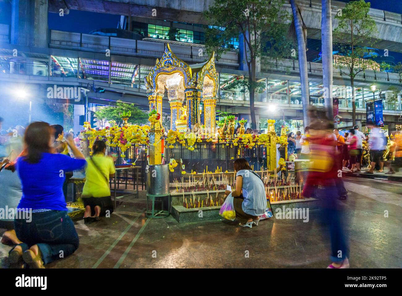 BANGKOK, THAILAND - 22. DEZ 2009: Menschen am berühmten Erawan-Schrein in Bangkok, Thailand. Der Schrein war das Ziel eines Bombenanschlags im AUGUST 2015. Stockfoto