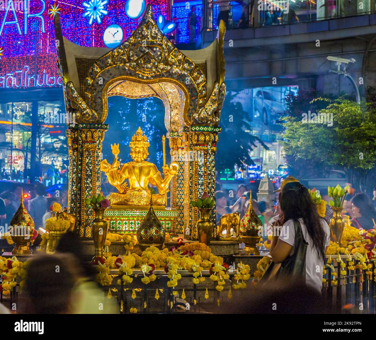 BANGKOK, THAILAND - 22. DEZ 2009: Menschen am berühmten Erawan-Schrein in Bangkok, Thailand. Der Schrein war das Ziel eines Bombenanschlags im AUGUST 2015. Stockfoto