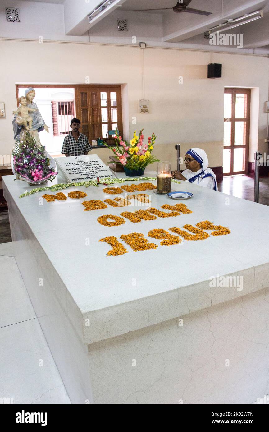 KALKUTTA, INDIEN - 5. MAI 2012: Grab von Mutter Teresa in Kalkutta, Indien. Sie starb am 5th. September 1997 und erhielt 1979 den friedensnobelpreis. Stockfoto
