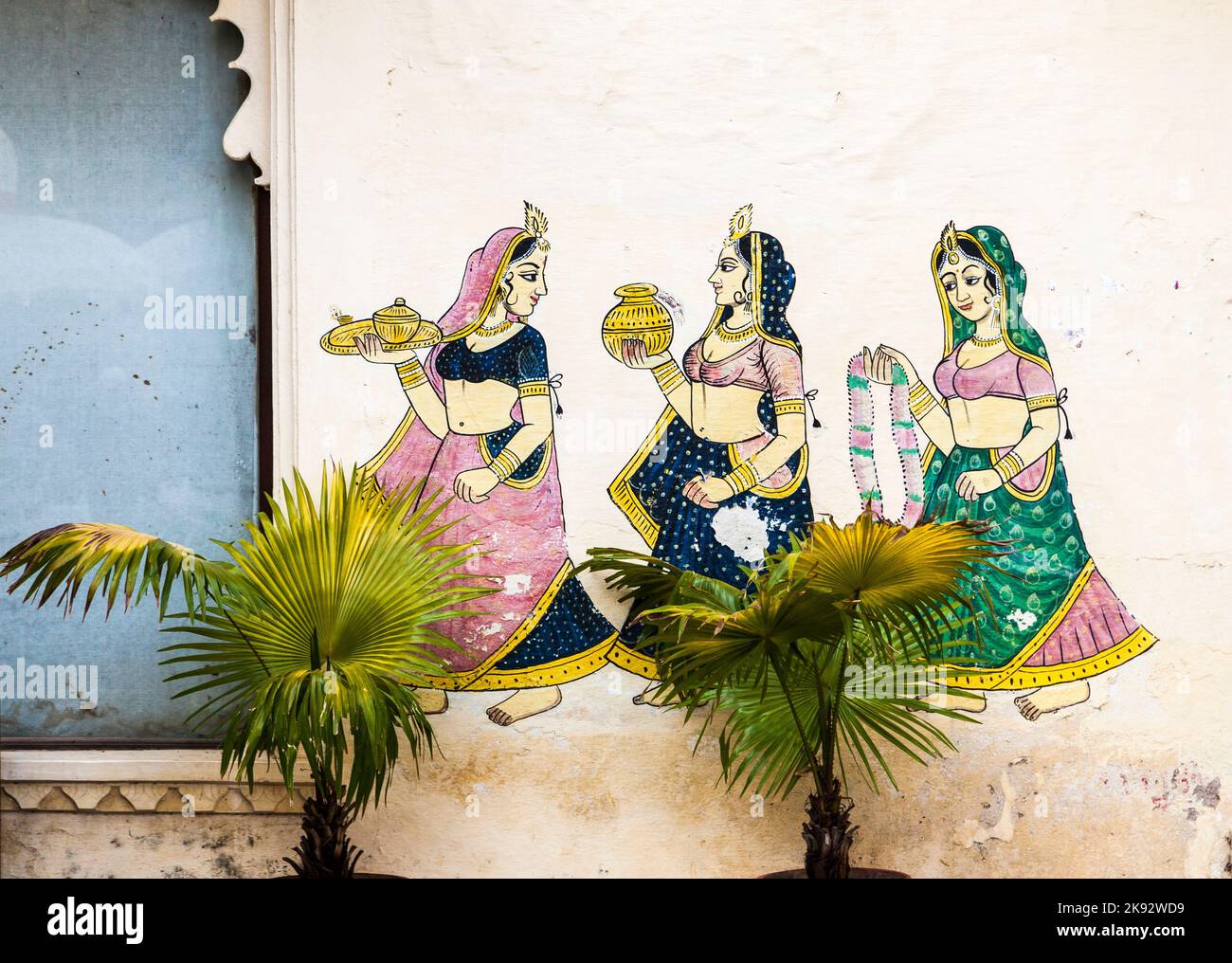UDAIPUR, INDIEN - OCT 21, 2012: Berühmte Wandmalereien zeigen Frauen, die in der Antike in Udaipur, Indien, Parrauch, Wasser und Halsketten trugen. Stockfoto