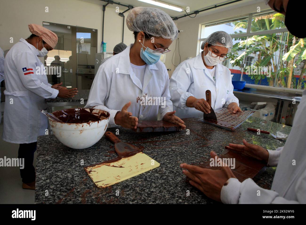 ilheus, bahia, brasilien - 7. oktober 2022: Schokoladenherstellung an einer staatlichen technischen Schule in der Stadt Ilheus im Süden Bahia. Stockfoto