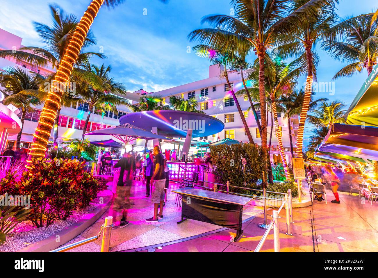 MIAMI, USA - 3. AUG 2013: Nachtleben in der bar clevelander am Ocean Drive in Miami, USA. Das Nachtleben in South Beach ist einer der Haupttouristenanziehungen Stockfoto