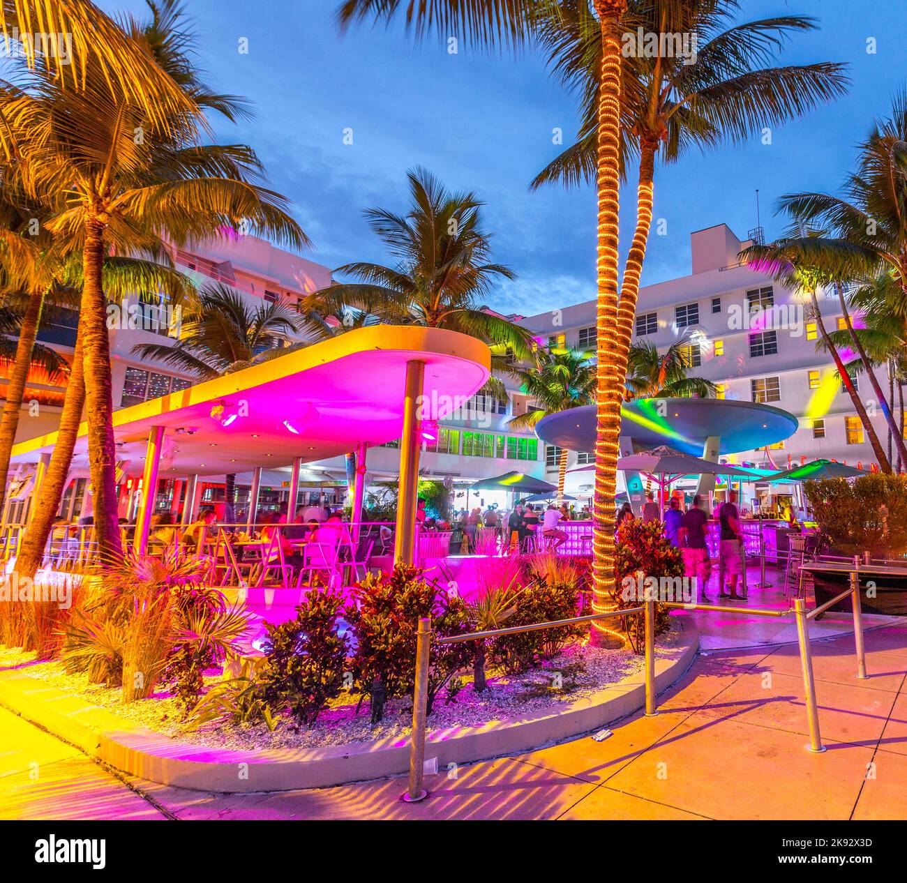 MIAMI, USA - 3. AUG 2013: Nachtleben in der bar clevelander am Ocean Drive in Miami, USA. Das Nachtleben in South Beach ist einer der Haupttouristenanziehungen Stockfoto