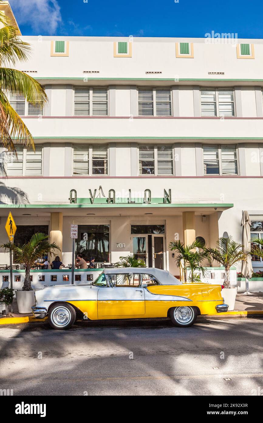 MIAMI BEACH, USA - 5. AUG 2013: Klassisches Oldsmobile mit verchromtem Kühlergrill, der vor dem Restaurant im Hotel Avalon in Miami Beach, USA, geparkt ist. Stockfoto