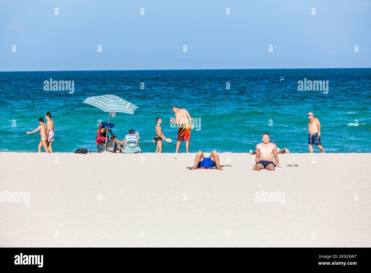 MIAMI, USA - 23. AUG 2014: Strandszene mit schönen Menschen am Ende des Tages in Miami, USA. South Beach war der erste Teil von Miami Beach, der entwickelt wurde Stockfoto