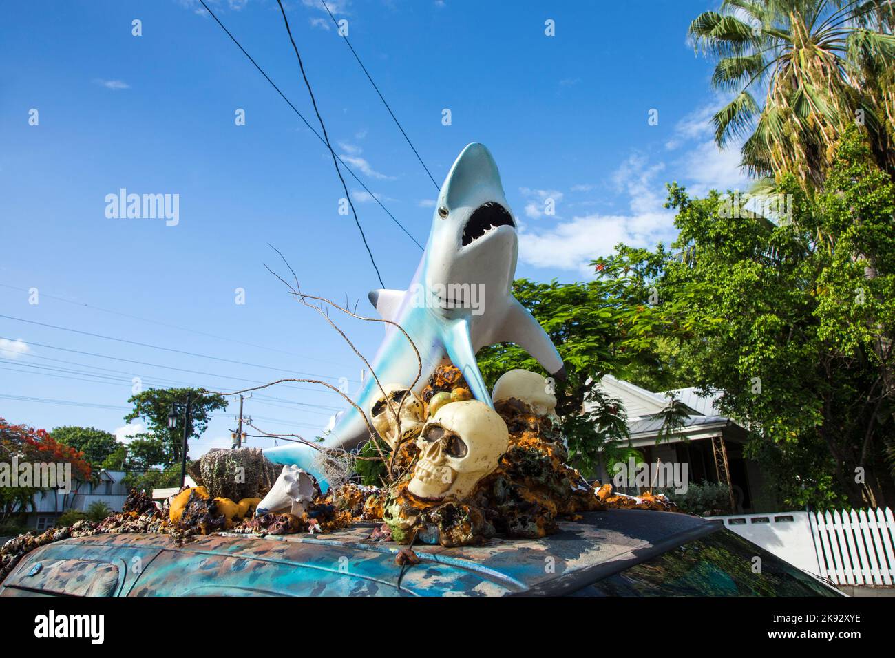 KEY WEST, USA - 26. AUGUST 2014: Auto mit einer Skulptur eines Hais und Schädels und Plastikschalen auf dem Dach. Die Skulpturen symbolisieren den Ozean und die Stockfoto