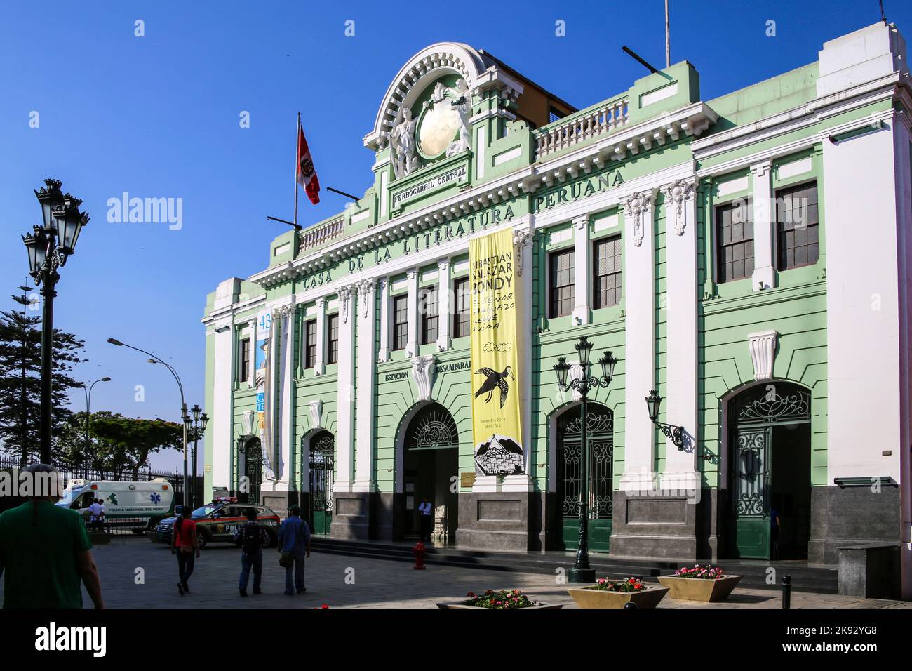 LIMA, PERU - 15. JANUAR 2015: Blick auf die Casa de la literatura in Peru, Lima. Das La Casa de la Literatura Peruana befindet sich in einem alten Bahnhofsgebäude Stockfoto