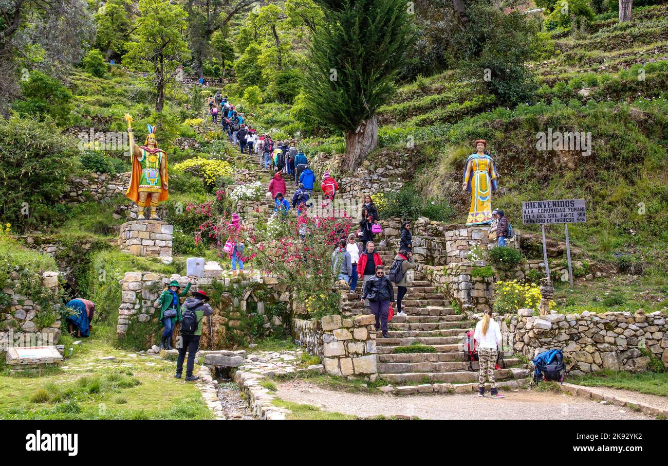 YUMANI, BOLIVIEN - 20. JAN 2015: Touristen klettern die alten inquanischen Stufen hinauf zum Tempel in Yumani, Bolivien. Die Menschen leben auf dieser insel der sonne in der Titic Stockfoto