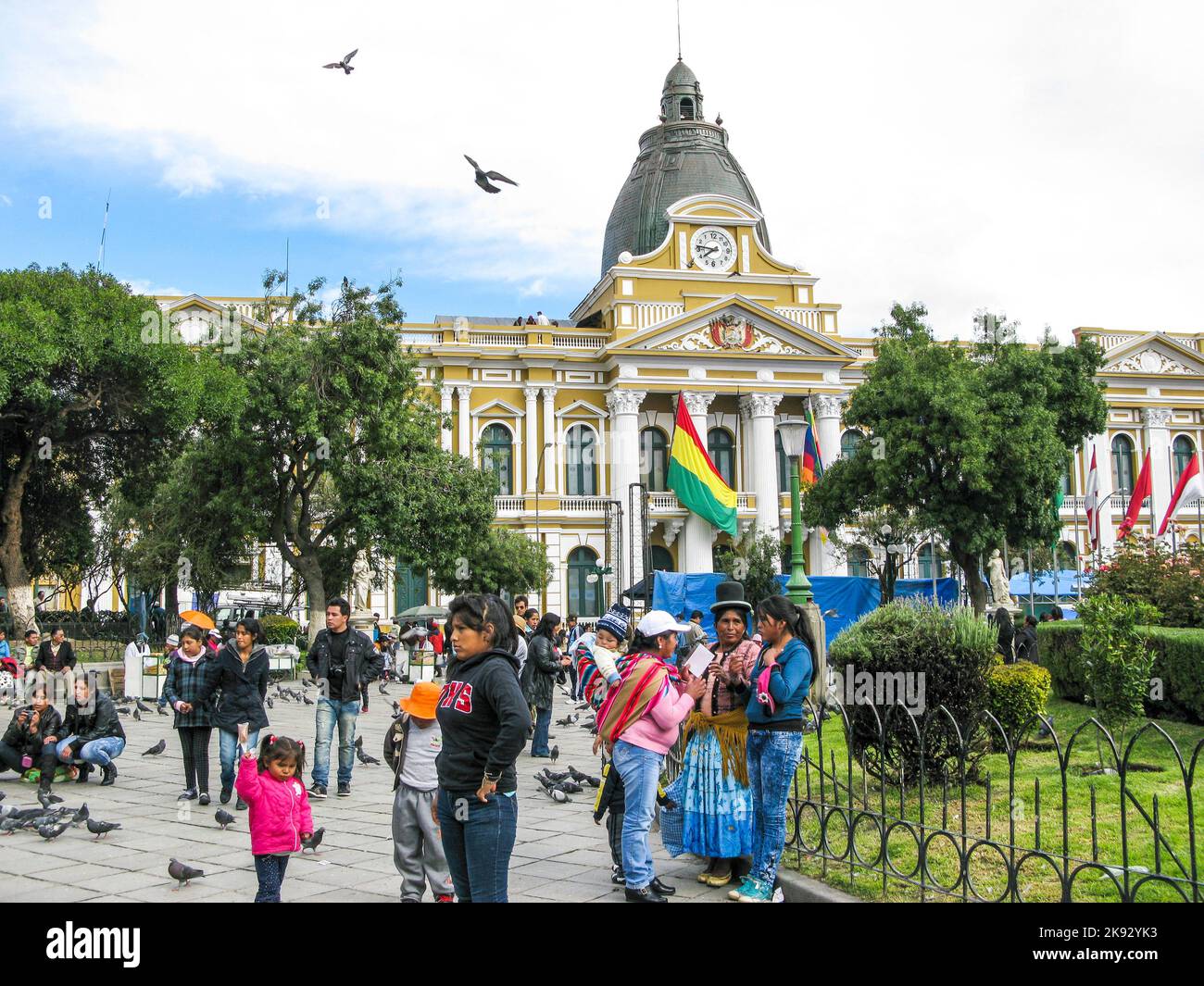 LA PAZ, BOLIVIEN - 21. JANUAR 2015: Menschen im Legislativpalast, seit 1905 Sitz der Regierung, auf der Plaza Murillo in der Stadt La Paz, Bolivien. Stockfoto
