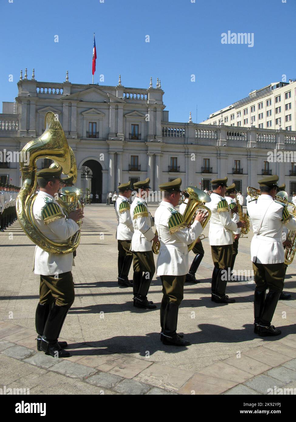 SANTIAGO, CHILE - 25. JANUAR 2015: Feierlicher Wachwechsel im Palacio de la Moneda in Santiago, Chile. Der Palast wurde 1805 als Kolonie eröffnet Stockfoto
