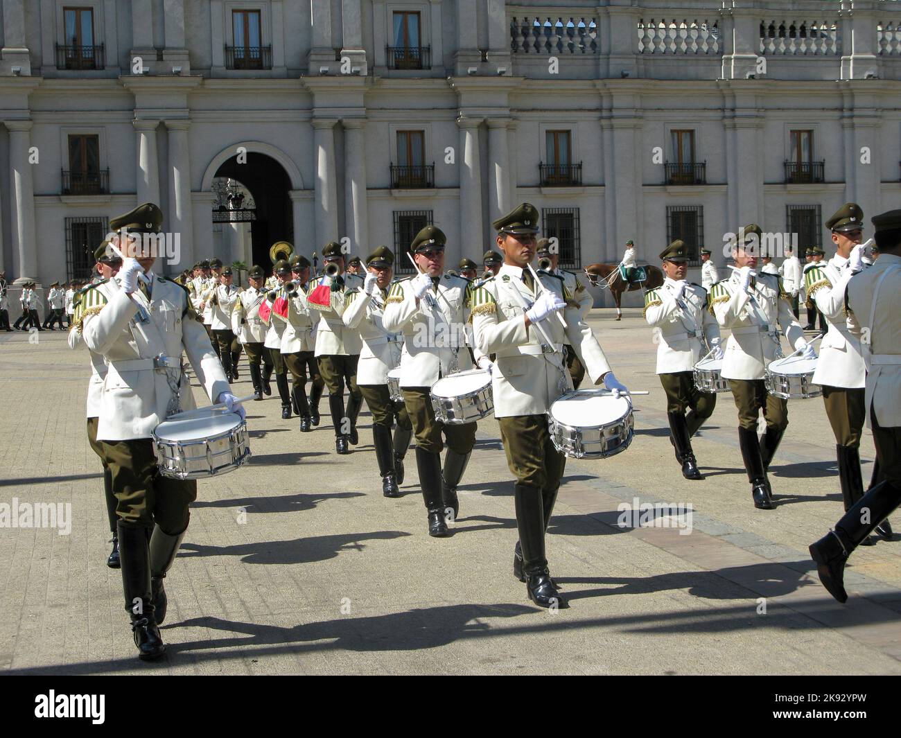 SANTIAGO, CHILE - 25. JANUAR 2015: Feierlicher Wachwechsel im Palacio de la Moneda in Santiago, Chile. Der Palast wurde 1805 als Kolonie eröffnet Stockfoto