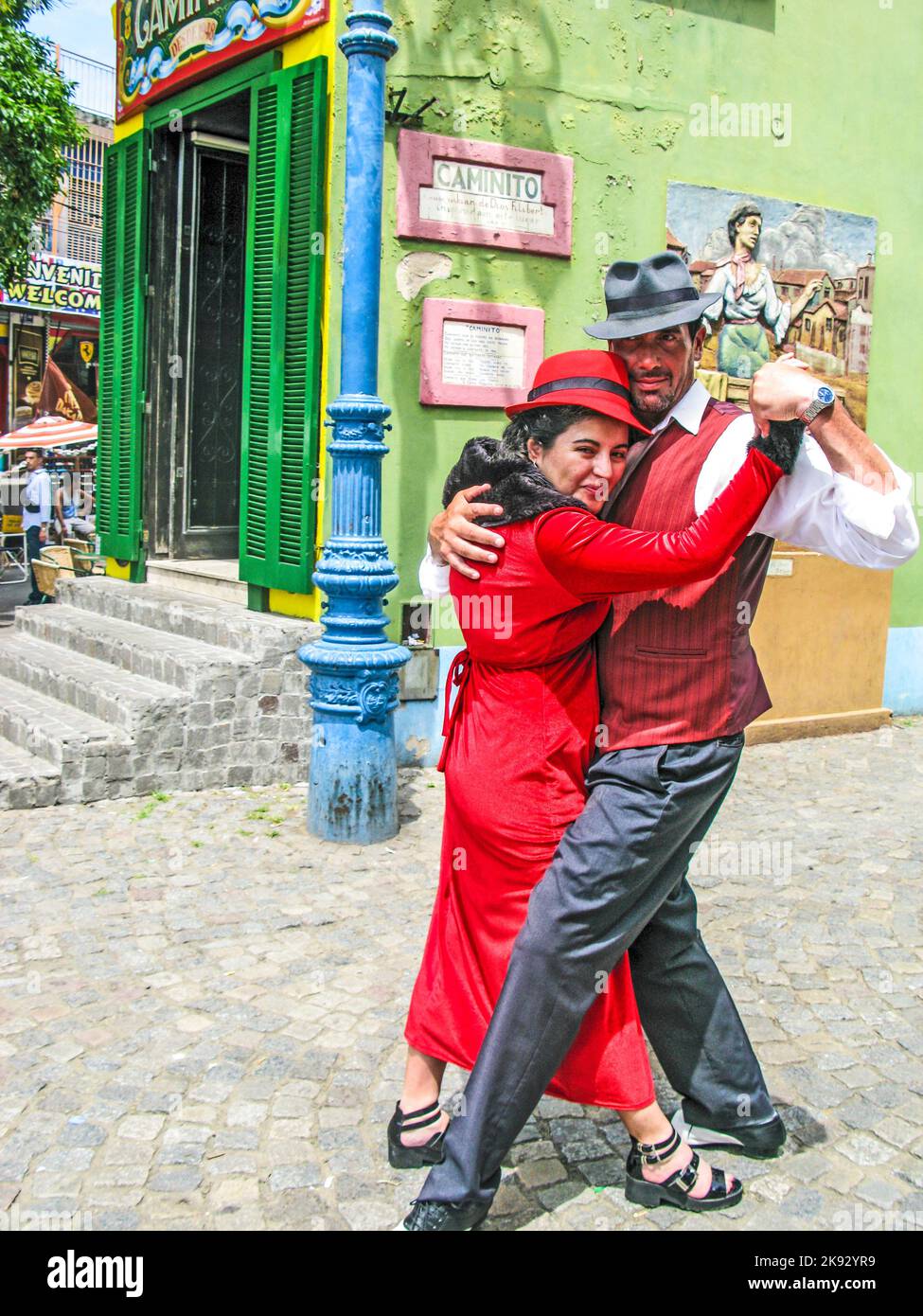 BUENOS AIRES, ARGENTINIEN - 26. JAN 2015: tangotänzerin posiert für Touristen in der Caminito Street, Buenos Aires, Argentinien. Caminito ist eine traditionelle Gasse, l Stockfoto