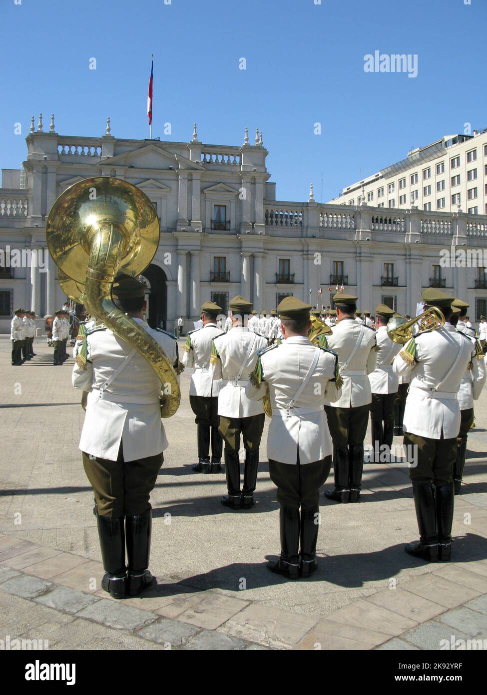 SANTIAGO, CHILE - 25. JANUAR 2015: Feierlicher Wachwechsel im Palacio de la Moneda in Santiago, Chile. Der Palast wurde 1805 als Kolonie eröffnet Stockfoto