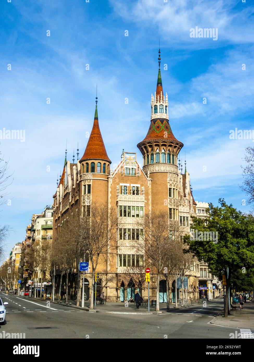 BARCELONA, SPANIEN - 1. MÄRZ 2015: Die Casa de les Punxes (Casa Terrades) wurde 1905 gebaut. Entworfen vom Architekten Josep Puig i Cadafalch. Stockfoto