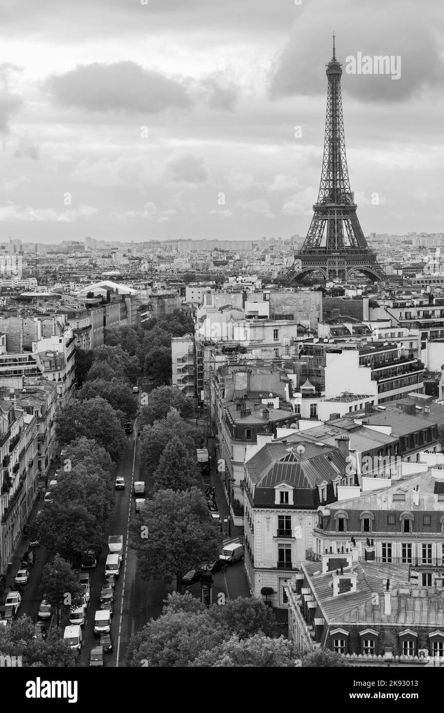 Paris Avenue mit Eiffelturm im Hintergrund Stockfoto