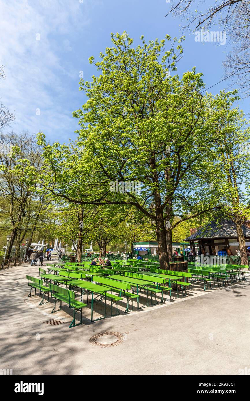 MÜNCHEN, DEUTSCHLAND - APR 20, 2015: Die Menschen genießen den Biergarten in der Nähe des chinesischen Turms im englischen Garten in München, Bayern, Deutschland. Stockfoto