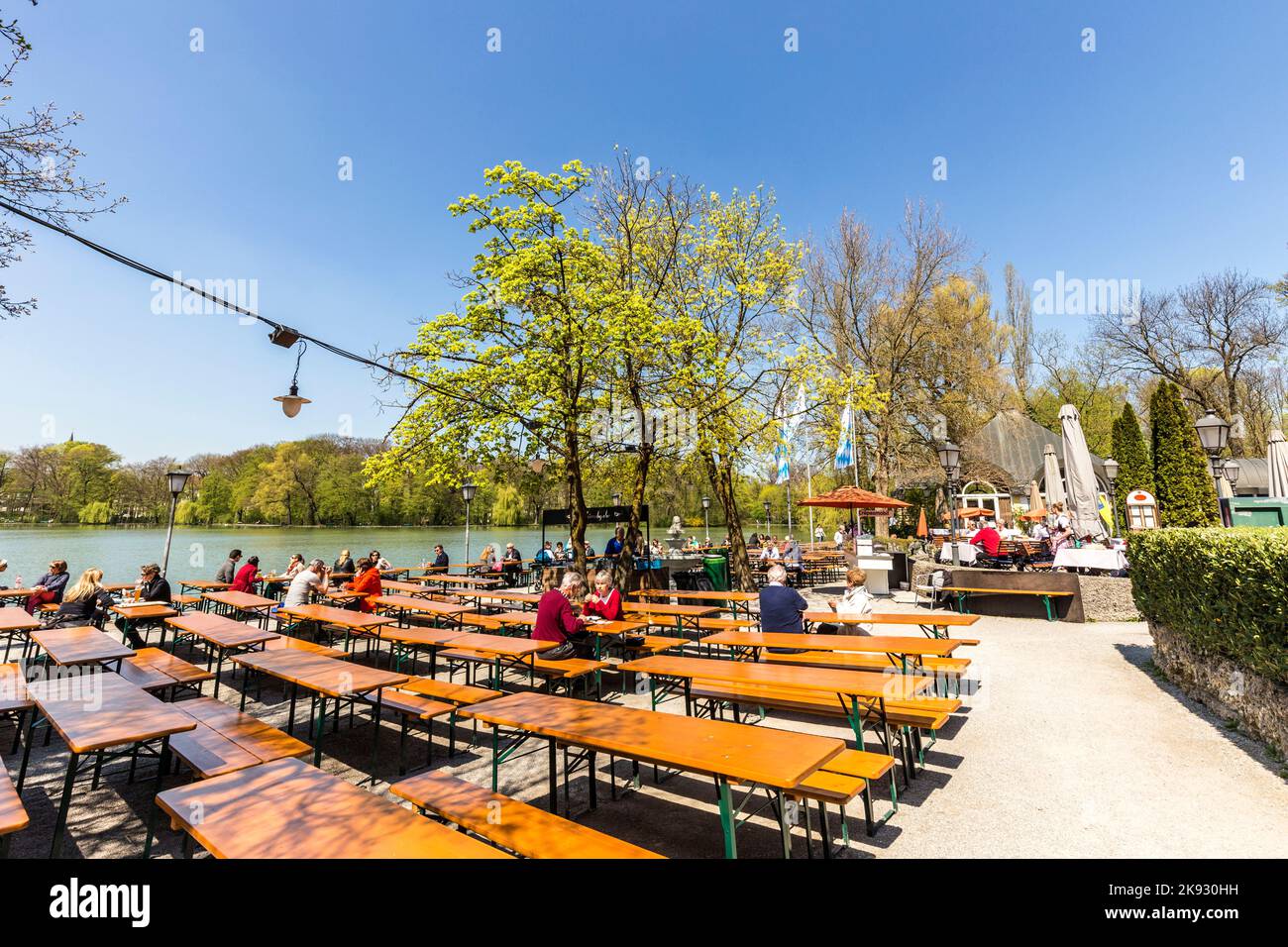 MÜNCHEN, DEUTSCHLAND - APR 20, 2015: Die Menschen genießen das schöne Wetter im Seehaus in München. Dieser Biergarten liegt am Kleinhesseloh Stockfoto