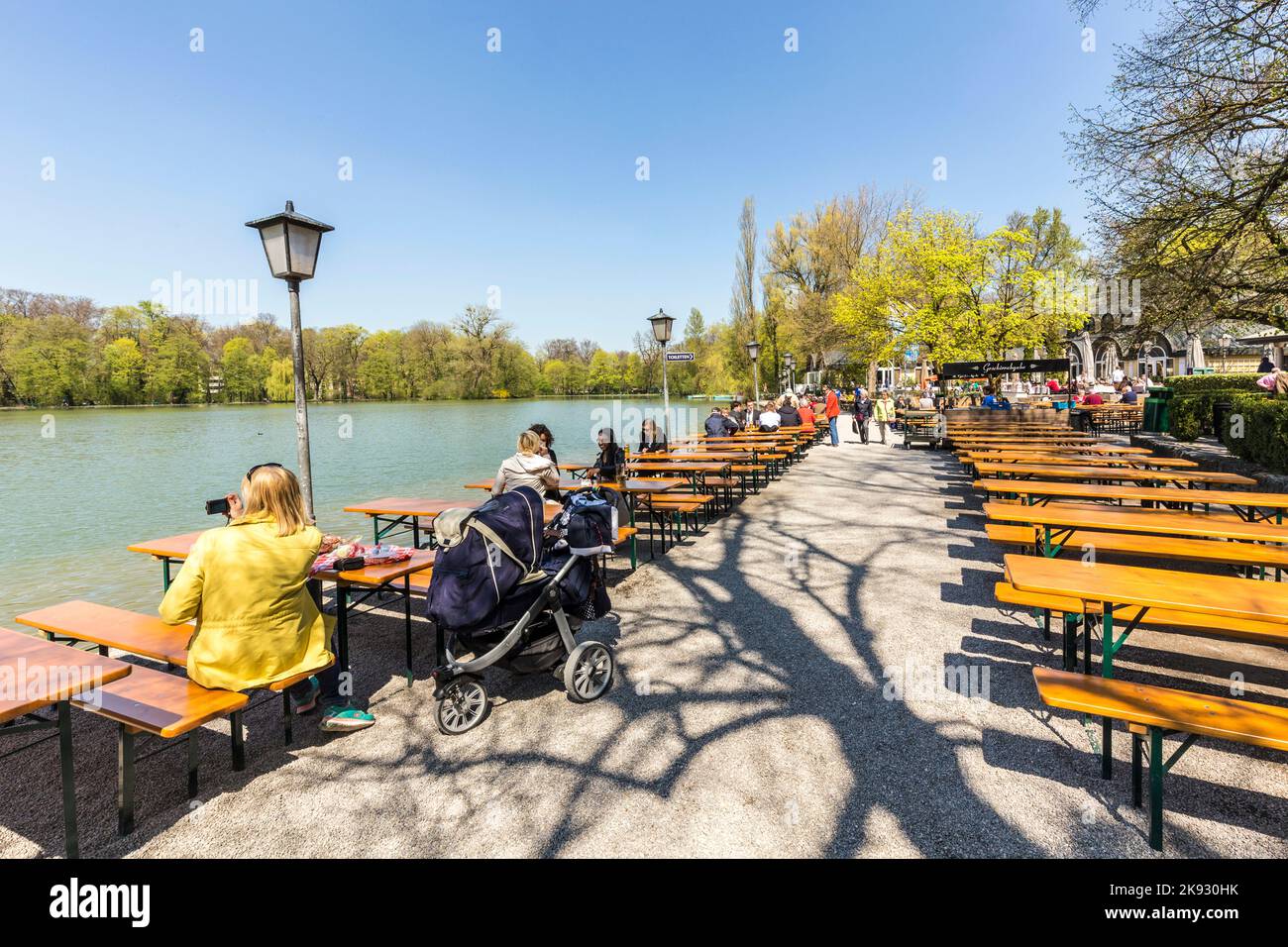 MÜNCHEN, DEUTSCHLAND - APR 20, 2015: Die Menschen genießen das schöne Wetter im Seehaus in München. Dieser Biergarten liegt am Kleinhesseloh Stockfoto
