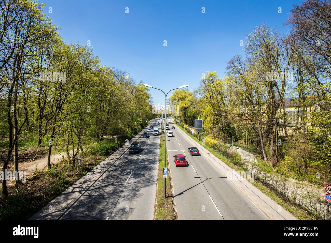 MÜNCHEN, DEUTSCHLAND - APR 20, 2015: Die Stadtautobahn teilt den englischen Garten in München in zwei Teile. Ein Tunnel wird politisch diskutiert Stockfoto