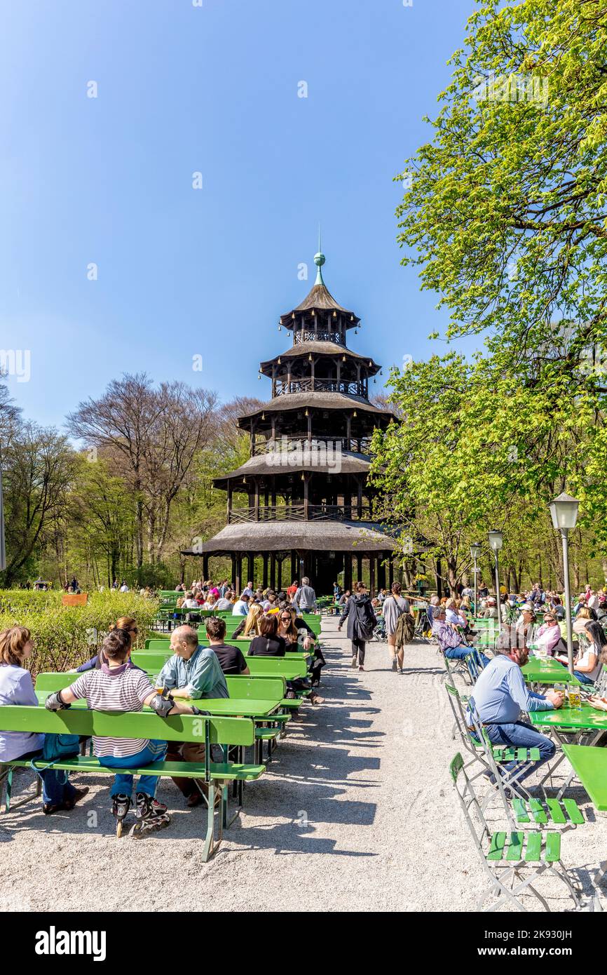 MÜNCHEN, DEUTSCHLAND - APR 20, 2015: Die Menschen genießen den Biergarten in der Nähe des chinesischen Turms im englischen Garten in München, Bayern, Deutschland. Stockfoto