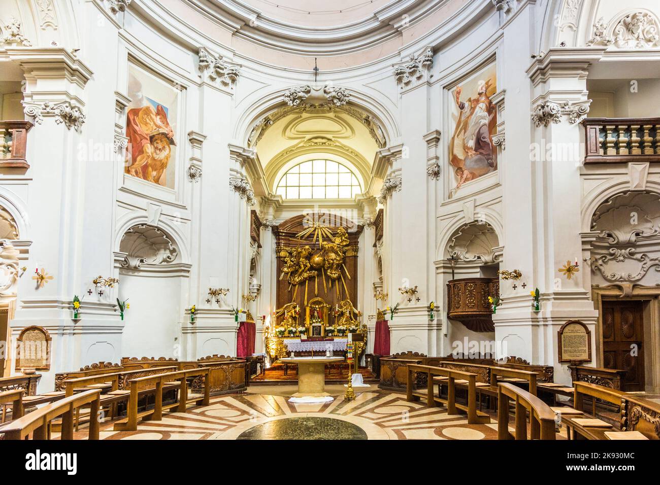 SALZBURG, ÖSTERREICH - APR 21, 2015: Innerhalb der Dreifaltigkeitskirche in Salzburg, Österreich. Die Kirche wurde zwischen 1694 und 1702 erbaut. Stockfoto