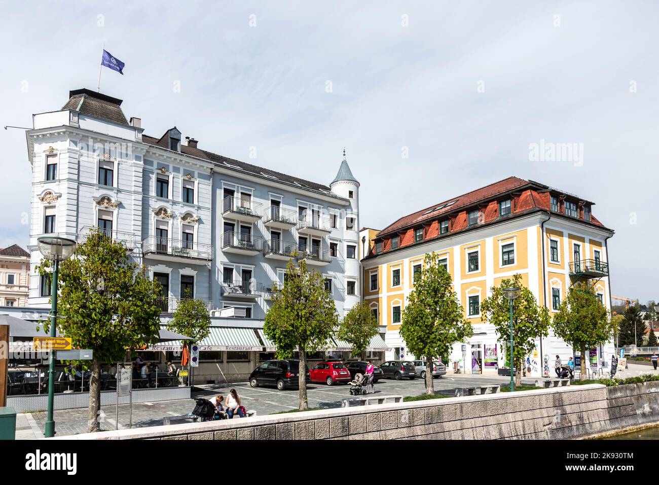 GMUNDEN, ÖSTERREICH - APR 22, 2015: Blick auf die Skyline von Gmunden, Österreich mit Menschen, die auf einer Bank sitzen. Gmunden war ein wichtiges Zentrum in der Salzkamme Stockfoto