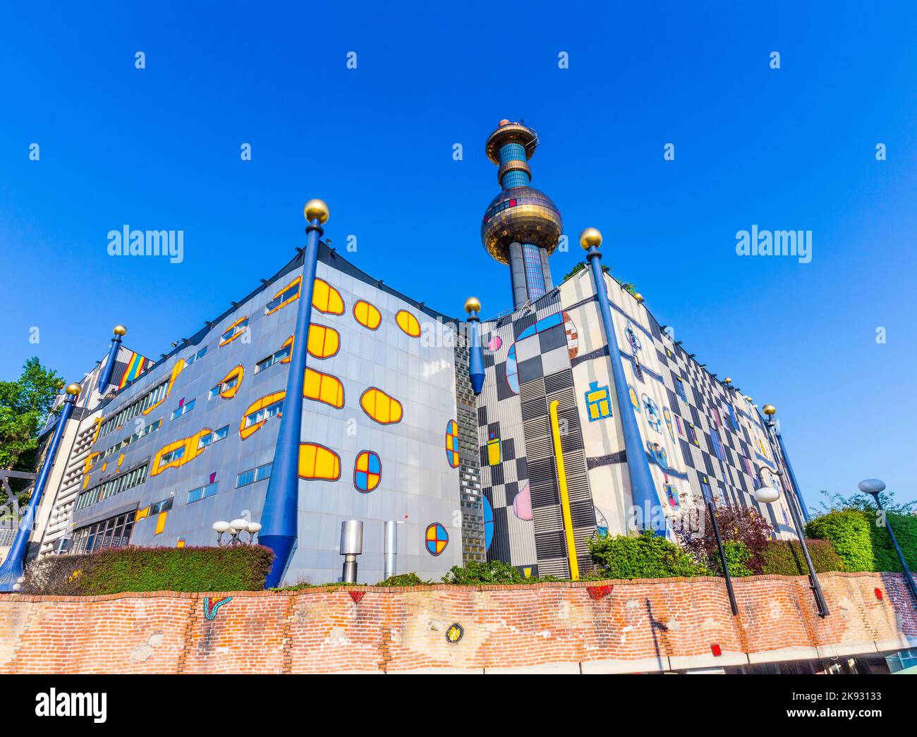 WIEN, ÖSTERREICH - APR 24, 2015: Das Fernwärmewerk in Wien, Österreich. Entworfen vom berühmten österreichischen Künstler und Architekten Friedensreich Hun Stockfoto