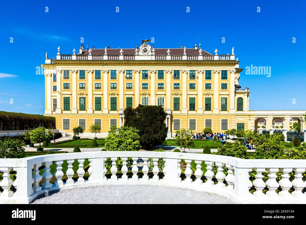 WIEN, ÖSTERREICH - 24. APRIL 2015: Schloss Schönbrunn mit Blick auf den Prinzen Garten in Wien, Österreich. Die ehemalige kaiserliche Sommerresidenz ist Viennas Most Stockfoto