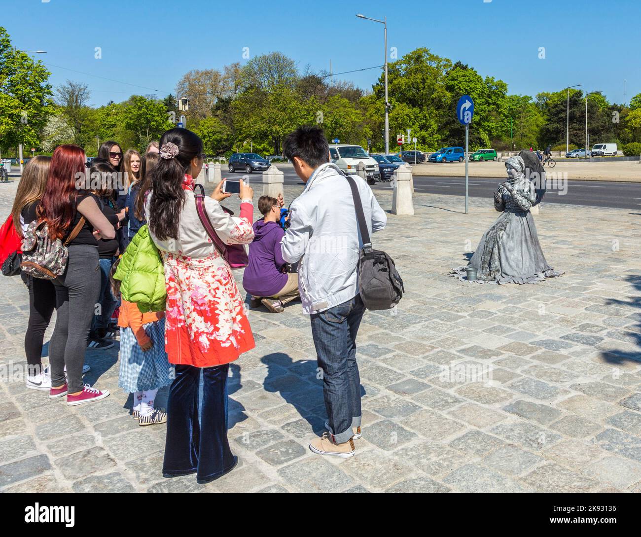 WIEN, ÖSTERREICH - 24. APRIL 2015: Menschen fotografieren Schauspieler in Wien, Österreich. Die ehemalige kaiserliche Sommerresidenz gehört zum UNESCO-Weltkulturerbe Stockfoto