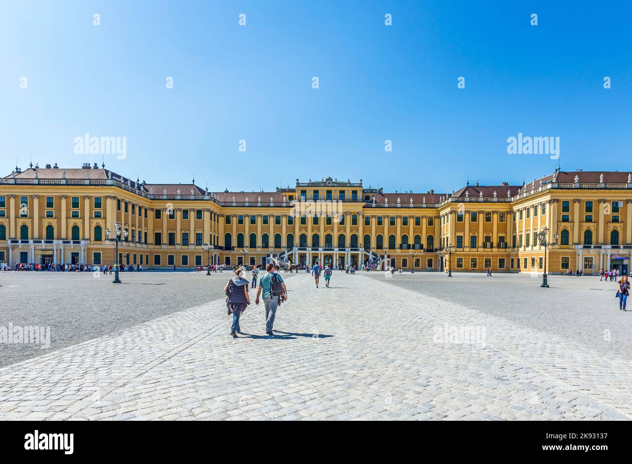 WIEN, ÖSTERREICH - 24. APRIL 2015: Besucher besuchen Schloss Schönbrunn in Wien, Österreich. Die ehemalige kaiserliche Sommerresidenz ist Viennas meistbesuchten t Stockfoto