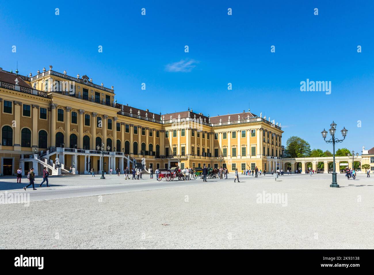 WIEN, ÖSTERREICH - 24. APRIL 2015: Besucher besuchen Schloss Schönbrunn in Wien, Österreich. Die ehemalige kaiserliche Sommerresidenz ist Viennas meistbesuchten t Stockfoto