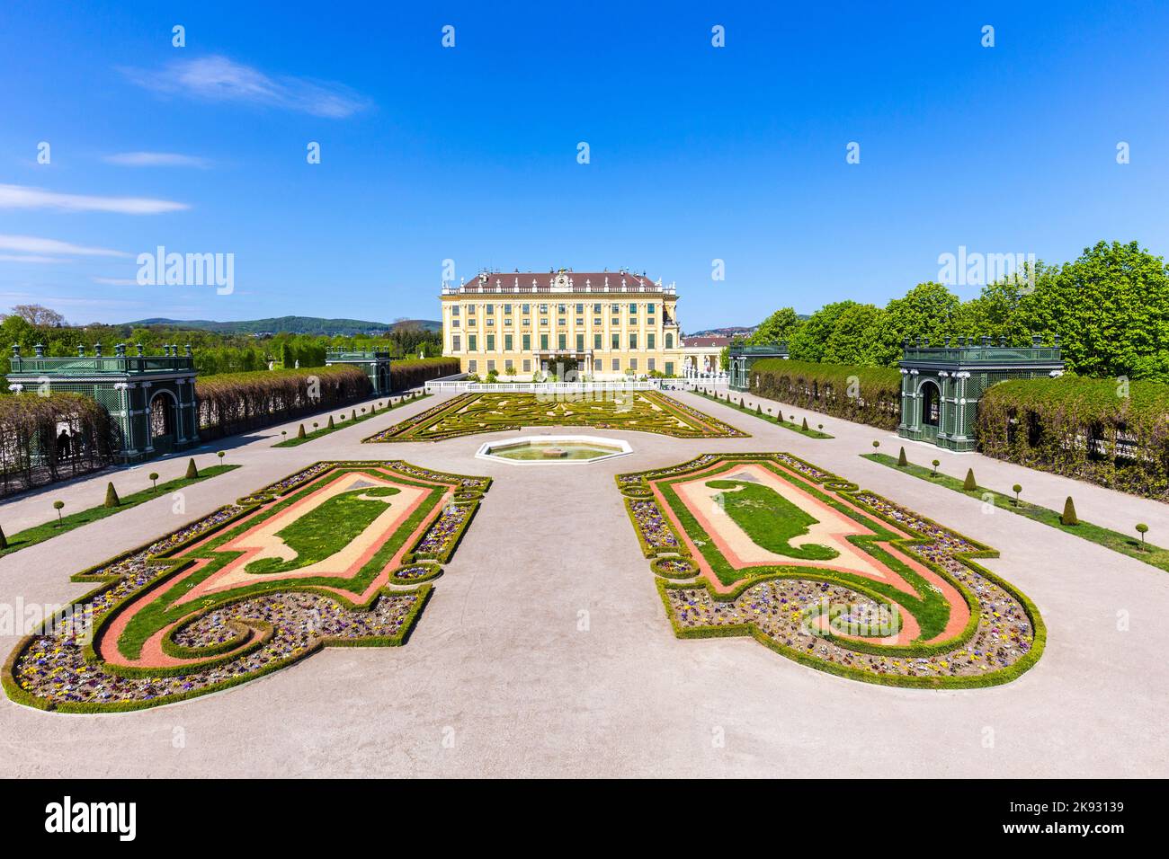 WIEN, ÖSTERREICH - 24. APRIL 2015: Schloss Schönbrunn mit Blick auf den Prinzen Garten in Wien, Österreich. Die ehemalige kaiserliche Sommerresidenz ist Viennas Most Stockfoto