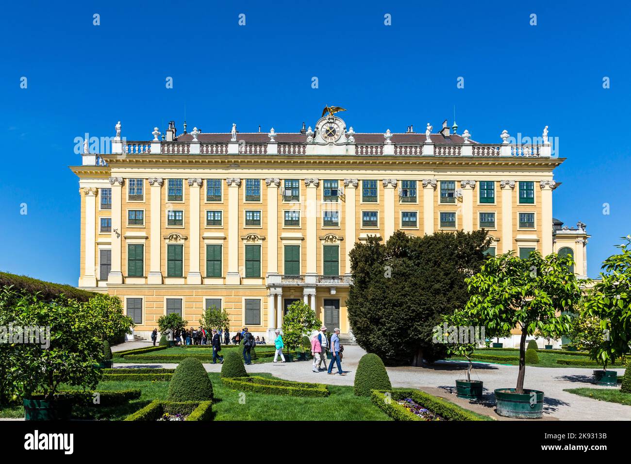 WIEN, ÖSTERREICH - 24. APRIL 2015: Die Menschen besuchen den Prinzengarten im Wiener Königspalast. Die ehemalige kaiserliche Sommerresidenz ist ein UNESCO WOR Stockfoto