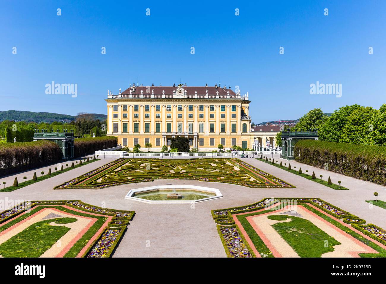 WIEN, ÖSTERREICH - 24. APRIL 2015: Schloss Schönbrunn mit Blick auf den Prinzen Garten in Wien, Österreich. Die ehemalige kaiserliche Sommerresidenz ist Viennas Most Stockfoto