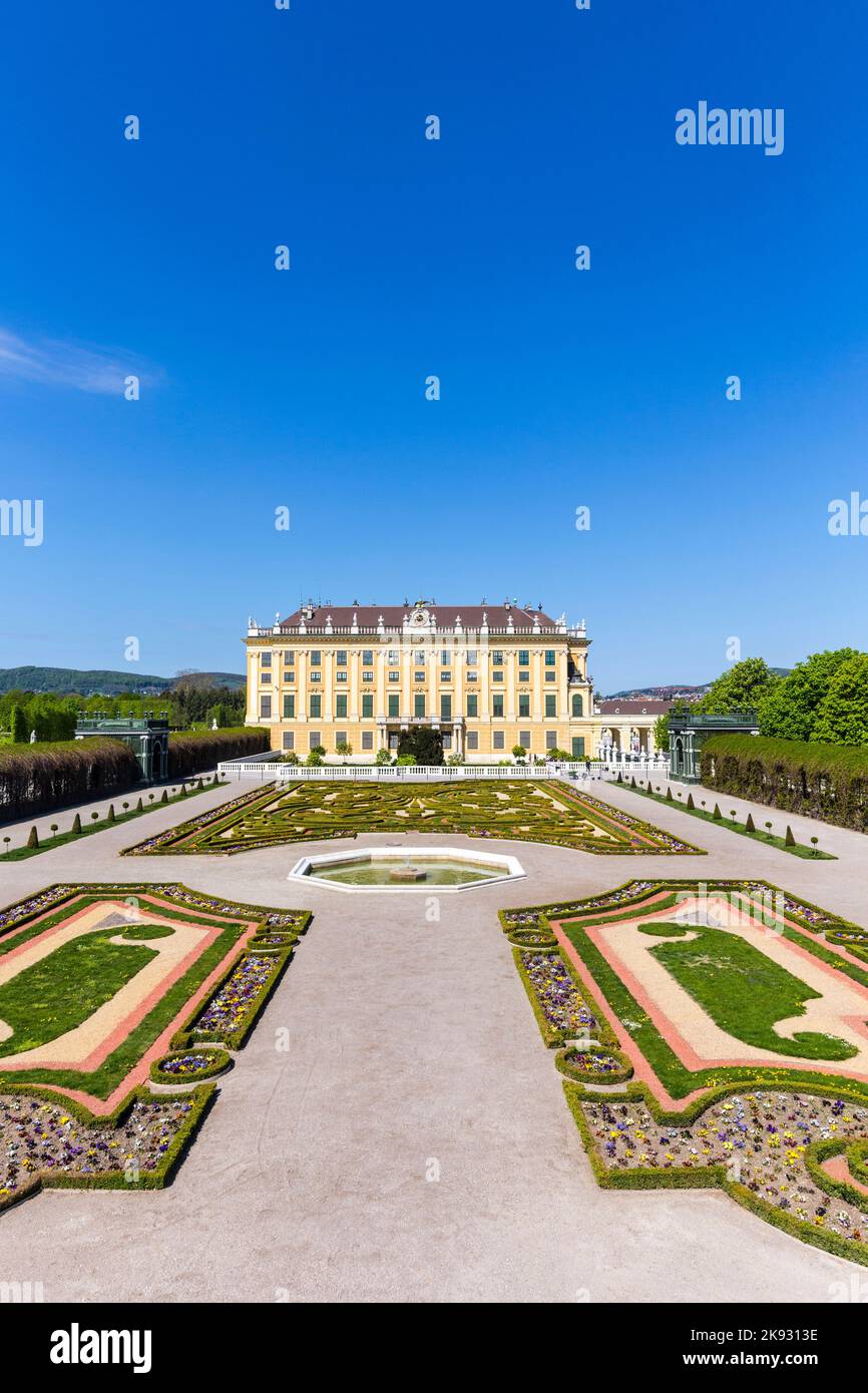 WIEN, ÖSTERREICH - 24. APRIL 2015: Schloss Schönbrunn mit Blick auf den Prinzen Garten in Wien, Österreich. Die ehemalige kaiserliche Sommerresidenz ist Viennas Most Stockfoto