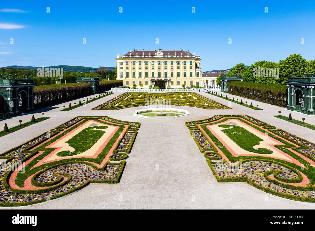 WIEN, ÖSTERREICH - 24. APRIL 2015: Schloss Schönbrunn mit Blick auf den Prinzen Garten in Wien, Österreich. Die ehemalige kaiserliche Sommerresidenz ist Viennas Most Stockfoto