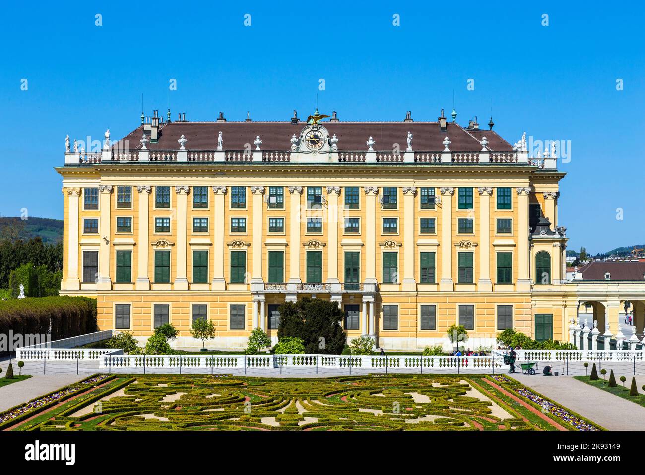 WIEN, ÖSTERREICH - 24. APRIL 2015: Schloss Schönbrunn mit Blick auf den Prinzen Garten in Wien, Österreich. Die ehemalige kaiserliche Sommerresidenz ist Viennas Most Stockfoto