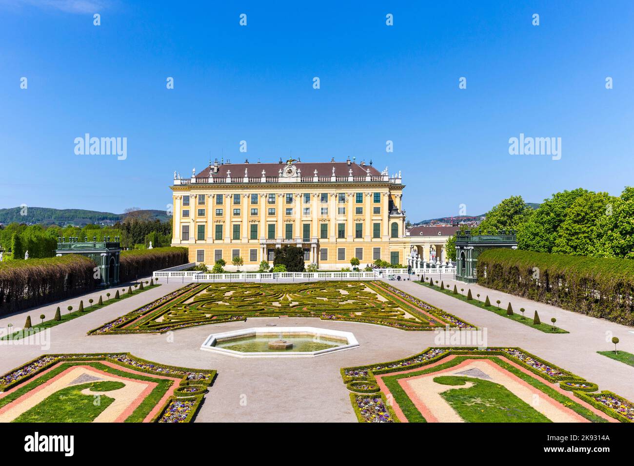 WIEN, ÖSTERREICH - 24. APRIL 2015: Schloss Schönbrunn mit Blick auf den Prinzen Garten in Wien, Österreich. Die ehemalige kaiserliche Sommerresidenz ist Viennas Most Stockfoto