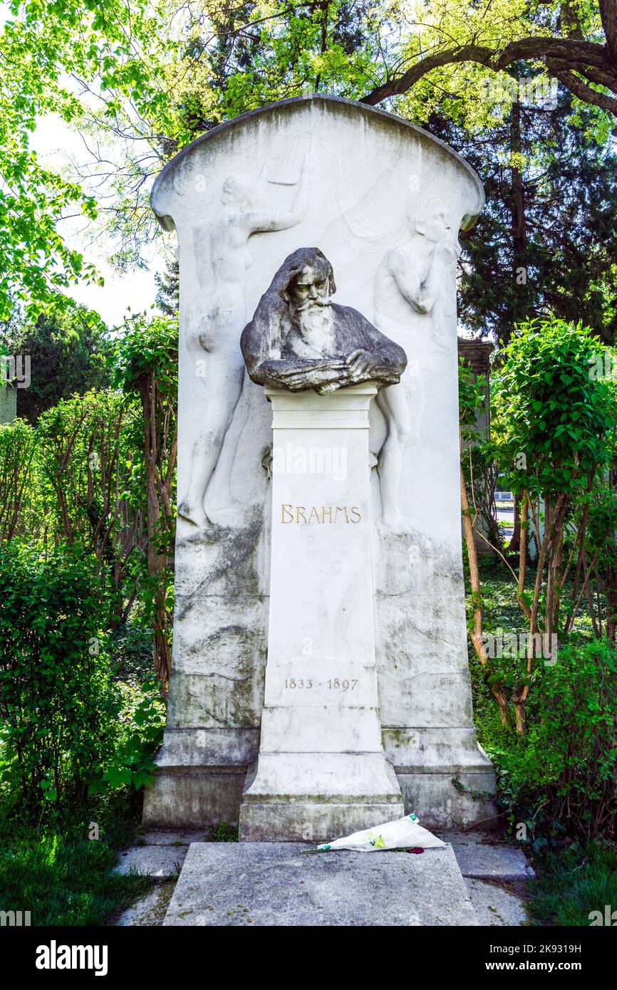 WIEN, ÖSTERREICH - APR 26, 2015: Letzte Ruhestätte des Komponisten Brahms Grab auf dem Wiener Zentralfriedhof in Wien, Österreich. Stockfoto
