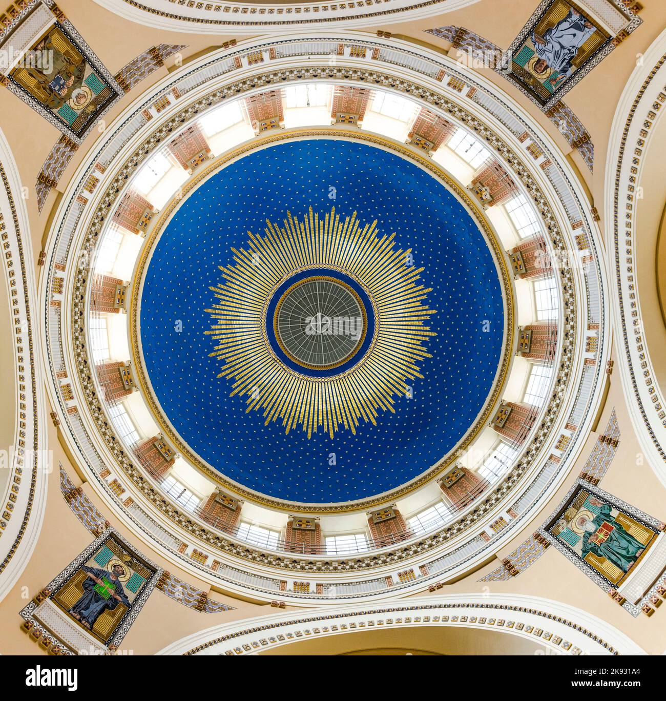 WIEN, ÖSTERREICH - APR 26, 2015: Im Inneren des Grades Karl Borromaeus des Zentralfriedhofs in Wien, Österreich. Architekt Max Hegele hat den chur fertiggestellt Stockfoto