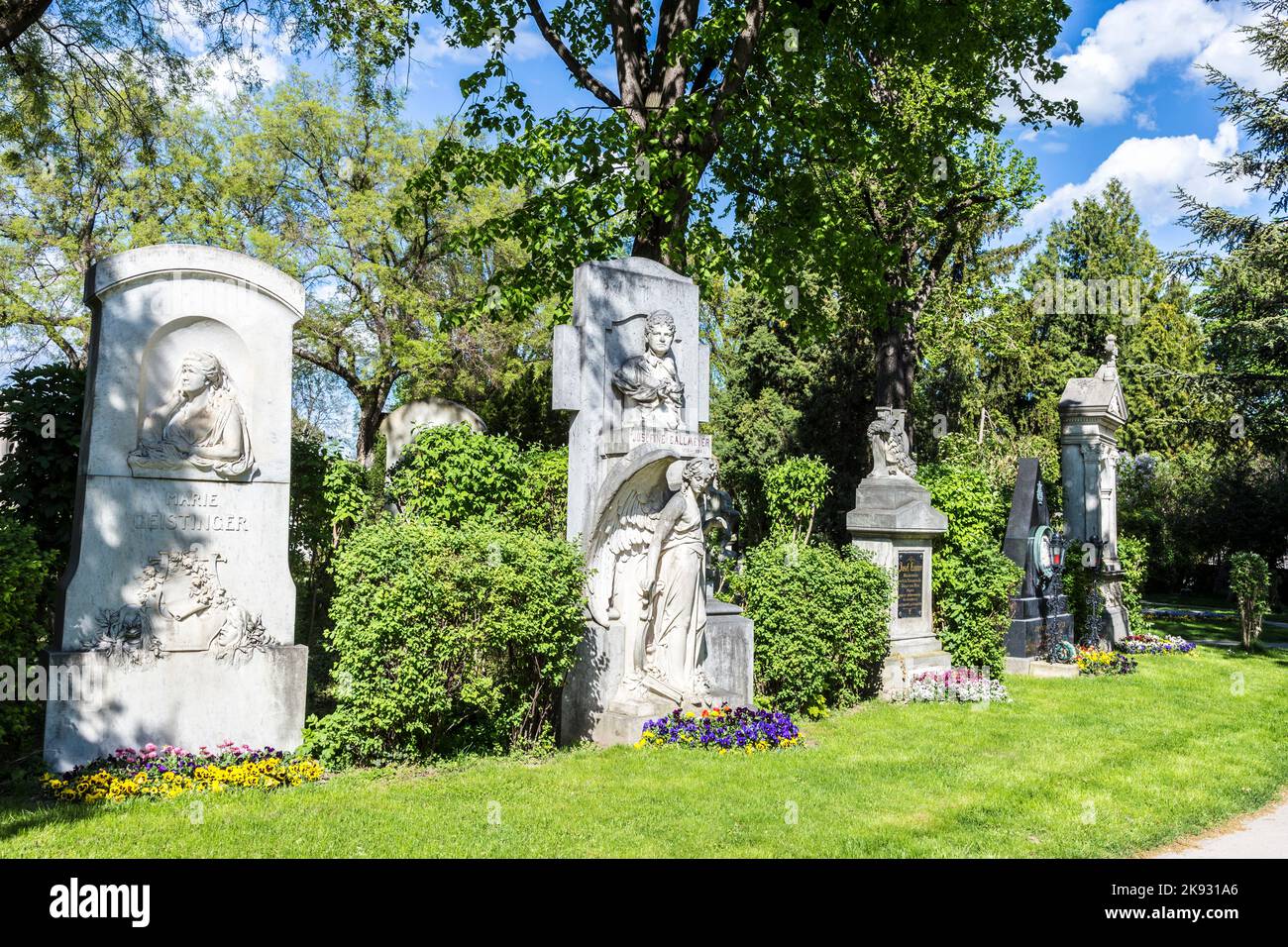 WIEN, ÖSTERREICH - APR 26, 2015: Letzte Ruhestätte berühmter Persönlichkeiten auf dem Wiener Zentralfriedhof in Wien, Österreich. Das Gebiet ist für berühmte blockiert Stockfoto