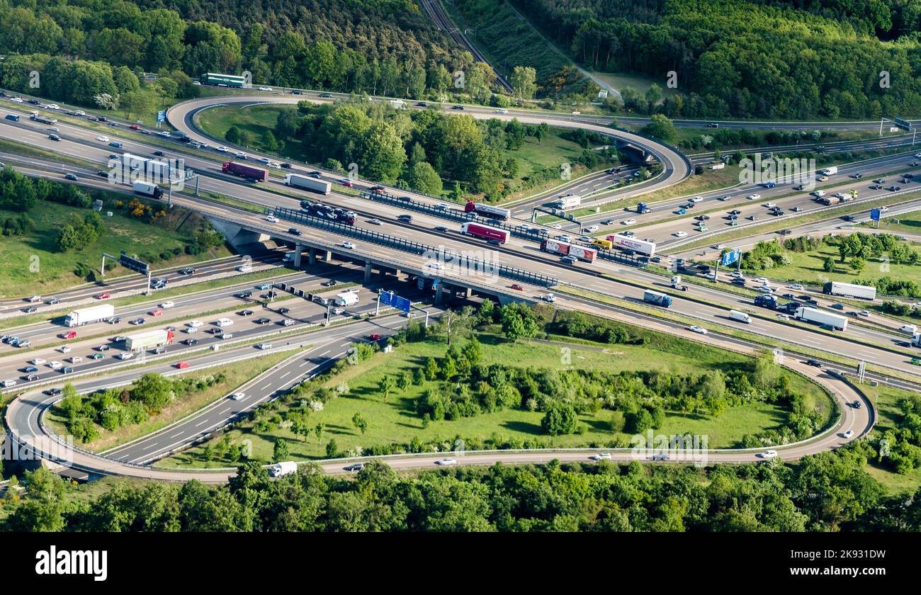 FRANKFURT, DEUTSCHLAND - 7. MAI 2015: Luftaufnahme des Frankfurter Kreuzes in Frankfurt, Deutschland. Die Kreuzung wurde ursprünglich von 1931 bis 1933 gebaut. Stockfoto