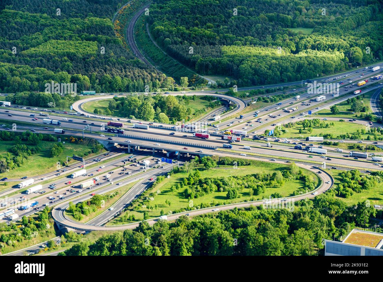 FRANKFURT, DEUTSCHLAND - 7. MAI 2015: Luftaufnahme des Frankfurter Kreuzes in Frankfurt, Deutschland. Die Kreuzung wurde ursprünglich von 1931 bis 1933 gebaut. Stockfoto