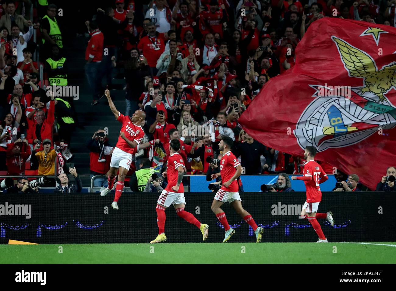 Lissabon, Portugal. 25. Oktober 2022. Joao Mario (L) aus Benfica feiert sein Tor beim UEFA Champions League-Spiel der Gruppe H zwischen SL Benfica und Juventus am 25. Oktober 2022 in Lissabon, Portugal. Quelle: Pedro Fiuza/Xinhua/Alamy Live News Stockfoto
