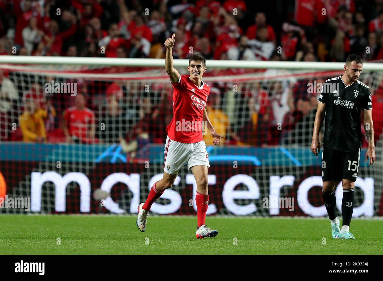 Lissabon, Portugal. 25. Oktober 2022. Antonio Silva (L) aus Benfica feiert sein Tor beim UEFA Champions League-Spiel der Gruppe H zwischen SL Benfica und Juventus am 25. Oktober 2022 in Lissabon, Portugal. Quelle: Pedro Fiuza/Xinhua/Alamy Live News Stockfoto