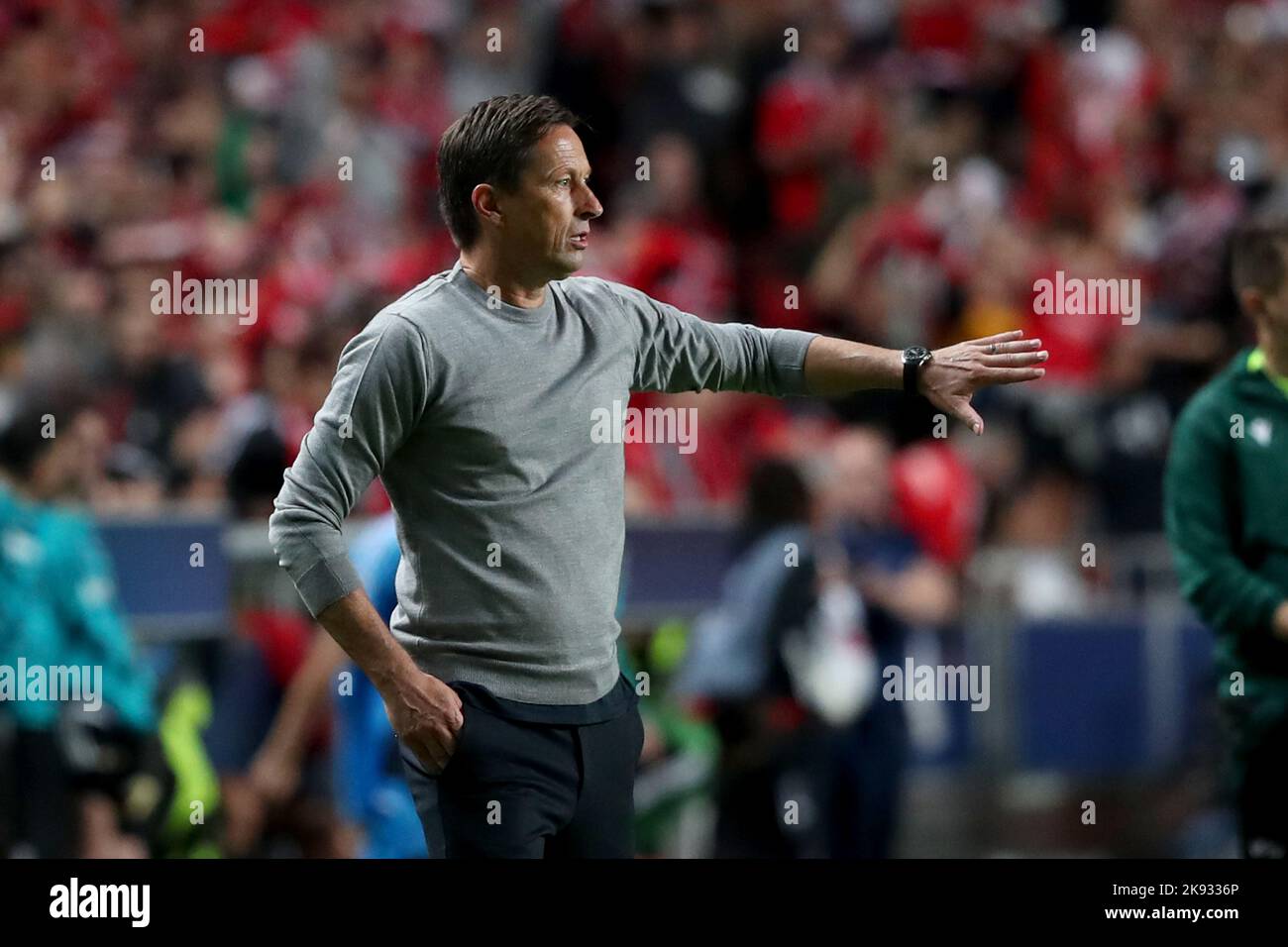 Lissabon, Portugal. 25. Oktober 2022. Benficas Cheftrainer Roger Schmidt zeigt sich beim UEFA Champions League-Spiel der Gruppe H zwischen SL Benfica und Juventus am 25. Oktober 2022 in Lissabon, Portugal. Quelle: Pedro Fiuza/Xinhua/Alamy Live News Stockfoto