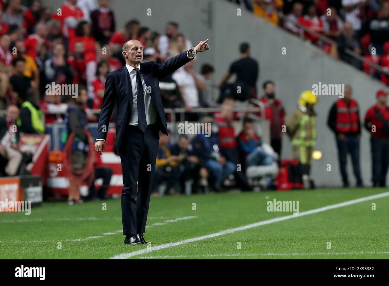 Lissabon, Portugal. 25. Oktober 2022. Juventus-Cheftrainer Massimiliano Allegri zeigt sich beim UEFA Champions League-Spiel der Gruppe H zwischen SL Benfica und Juventus am 25. Oktober 2022 in Lissabon, Portugal. Quelle: Pedro Fiuza/Xinhua/Alamy Live News Stockfoto