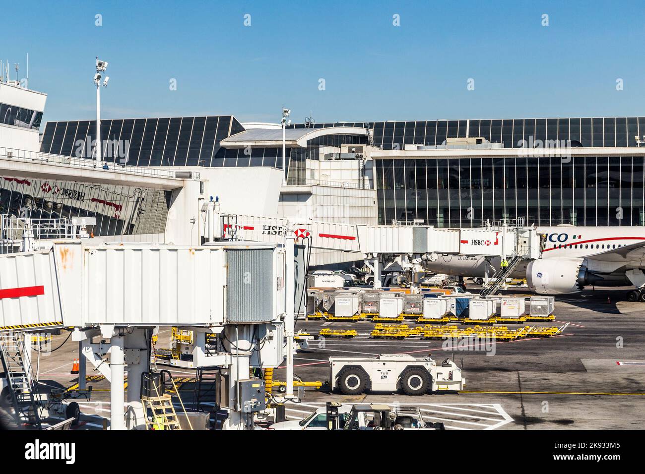 NEW YORK, USA - 20. Okt 2015: dreamliner vom Aeromexico am Terminal 4 mit Ladetechnik am JFK Airport in NY. 1963 der Flughafen wurde neu eingeweiht J Stockfoto