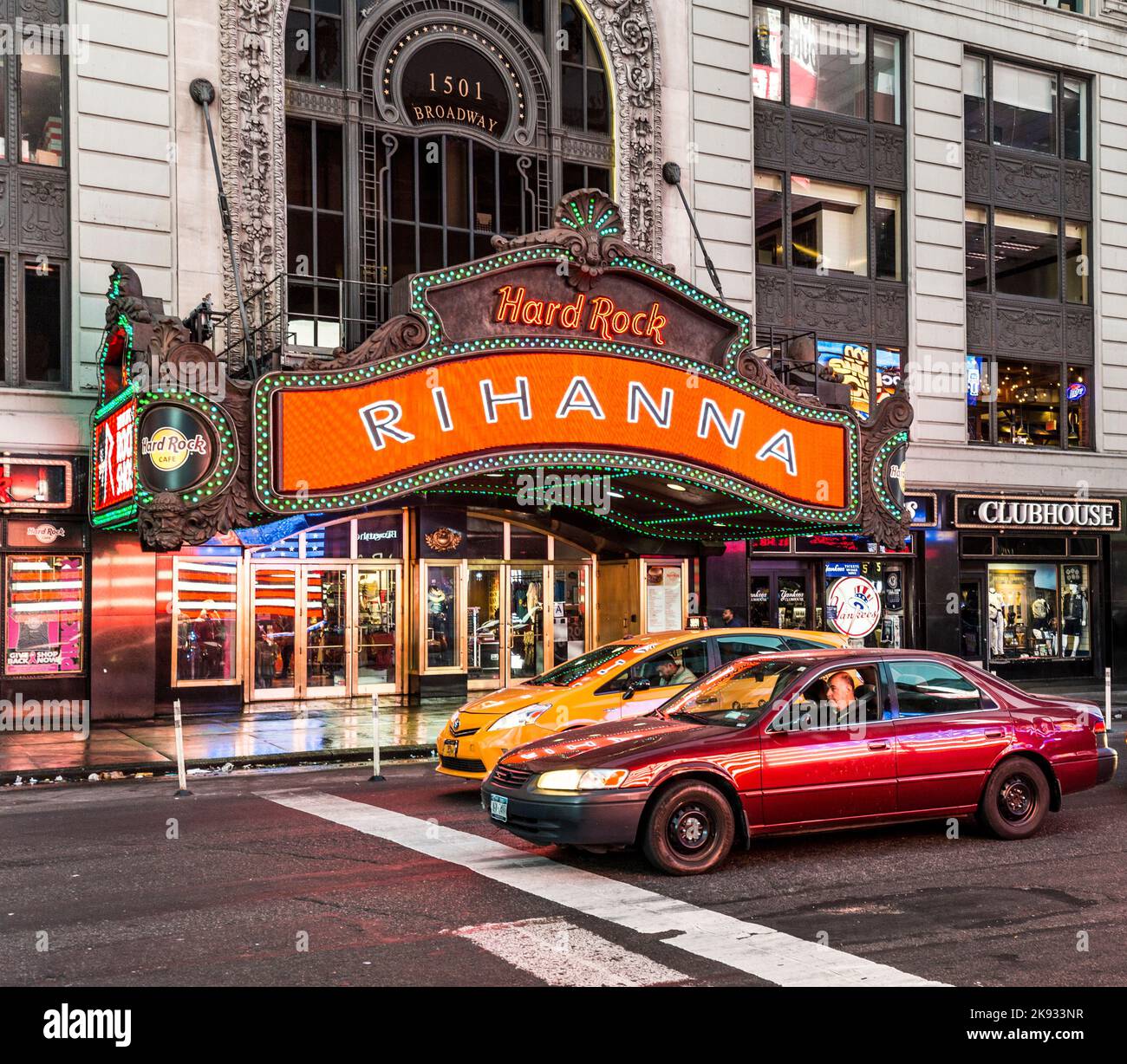 NEW YORK, USA - 21. Okt 2015: Das berühmte Hard Rock Cafe befindet sich im Herzen des Times Square in New York Cit, wo das ehemalige Paramount Theater stattfand Stockfoto