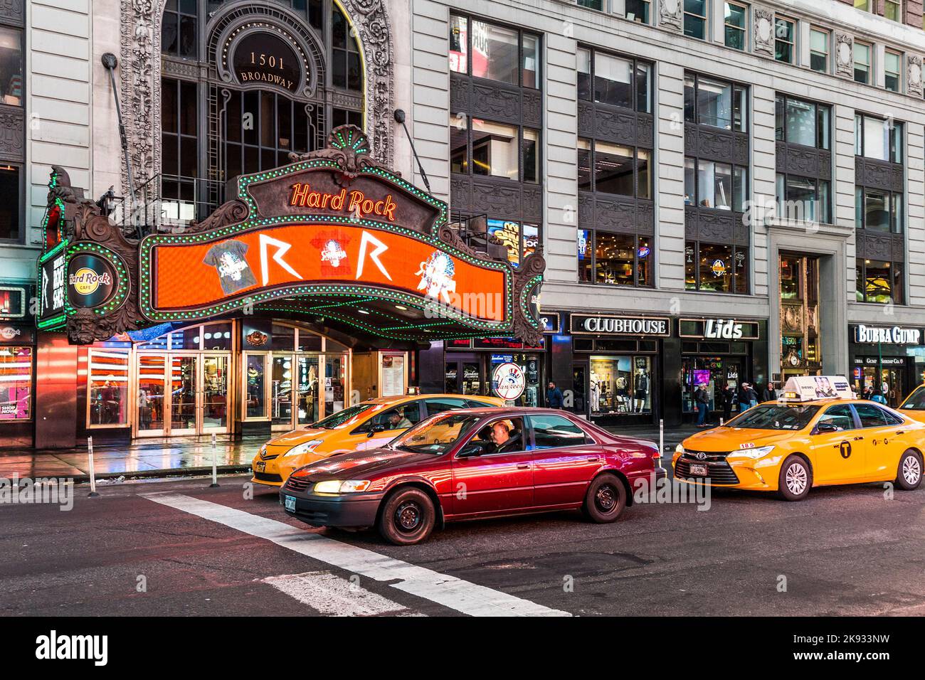NEW YORK, USA - 21. Okt 2015: Das berühmte Hard Rock Cafe befindet sich im Herzen des Times Square in New York Cit, wo das ehemalige Paramount Theater stattfand Stockfoto